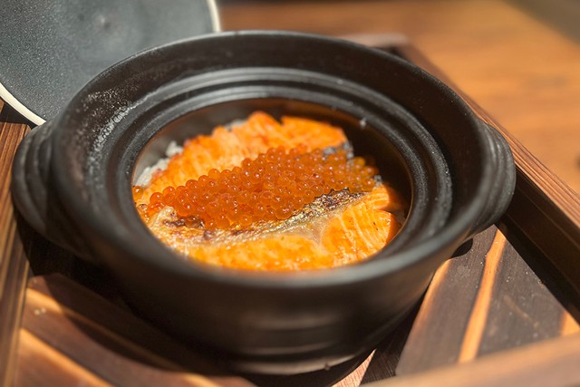 「炊きたて土鍋ごはん OMOYA 八代目儀兵衛」で夜に提供される、土鍋ごはん「炭火香るふっくら焼き鮭ときらめくイクラ」3600円 