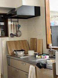 一人暮らしをスタートした次男さんのキッチン。普段から自炊している様子がうかがえます（toco_tanさんThreadsより）