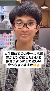 人生初のヘアカラーに挑戦！少し緊張した面持ちで施術前の一枚／大月ショウさん（@diece_shou）提供