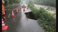 津山市加茂町倉見の市道では道路が最大10m陥没　提供：津山市
