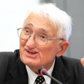 追悼・ハーバーマス　失われた「普遍的知識人」の像　細見和之