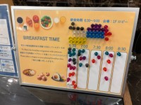 朝食会場前に掲示された“混雑予測マグネット”の案内板／Zooo【旅人】さん（@1011_zooo_）提供