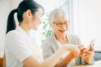 「ネット利用可の老人ホーム割合ランキング」の1位は「山梨県」でした　※画像はイメージです（buritora/stock.adobe.com）