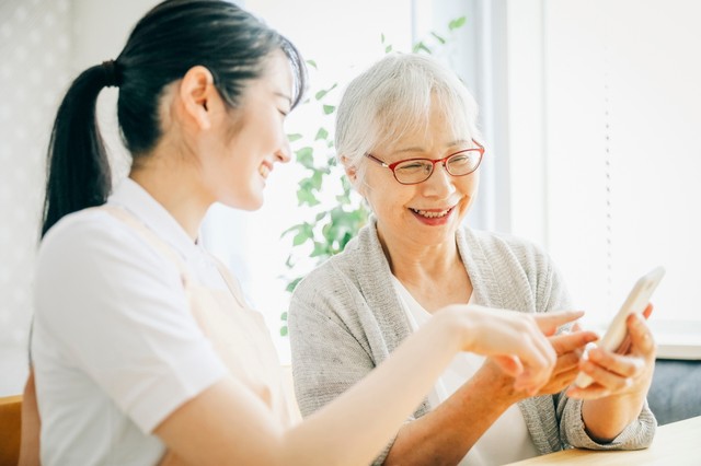「ネット利用可の老人ホーム割合ランキング」の1位は「山梨県」でした　※画像はイメージです（buritora/stock.adobe.com）
