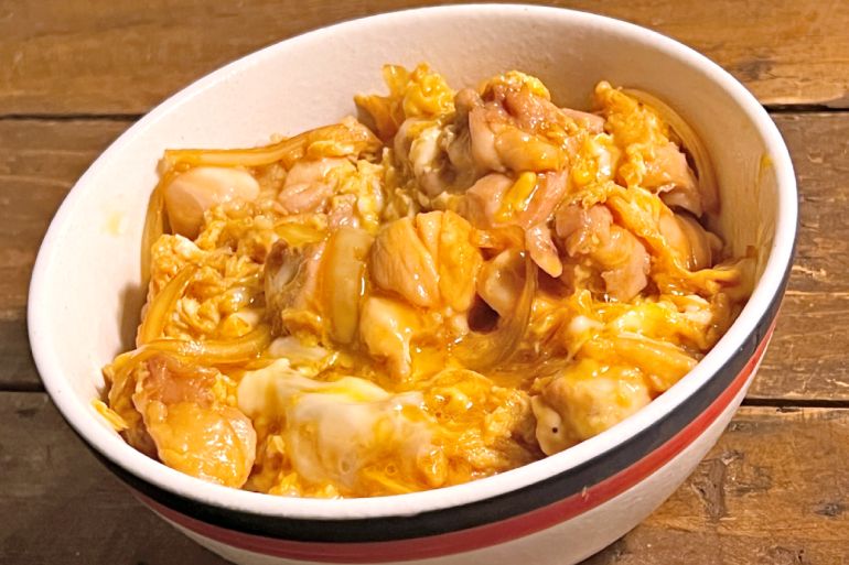 火を消す直前の“追い卵”で仕上げた、ふわふわ、とろっとろの親子丼
