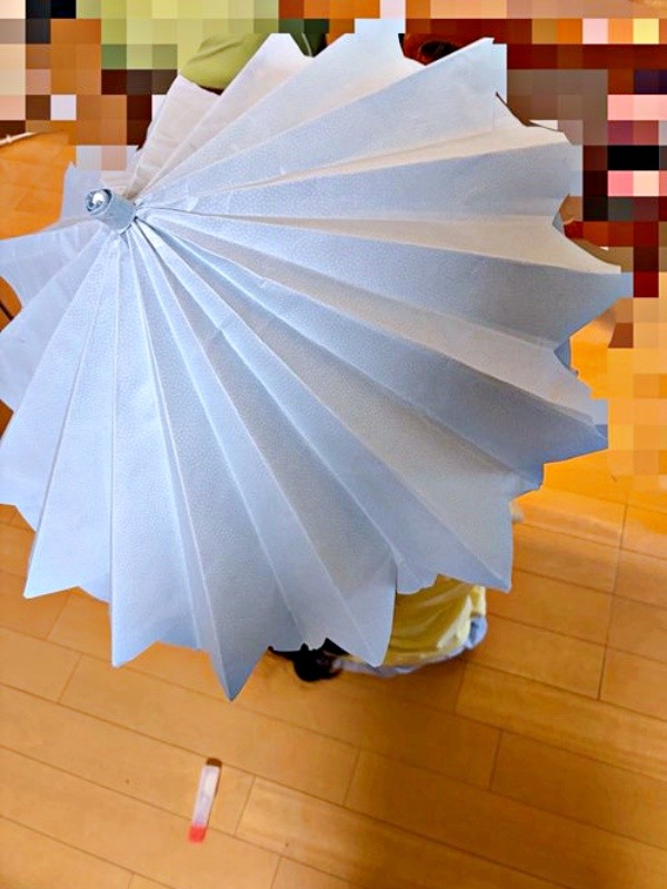 厚紙で作った傘を開くとーーきれいな折り目があらわれました（画像提供：みつ。ガーデニング家庭菜園さん）