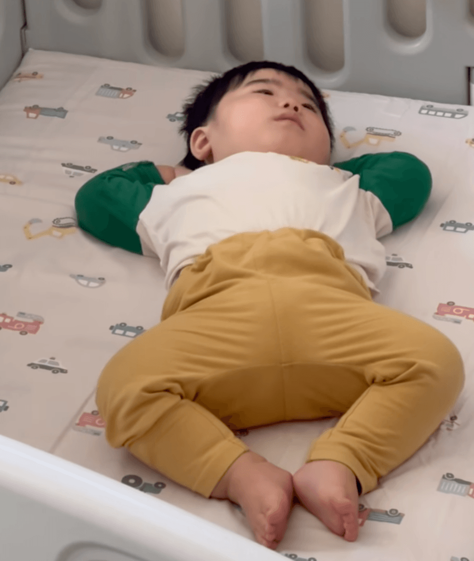 ゆっくりとまばたきをしながら、リラックスしている様子の男の子（提供：@arara_norararaさん）
