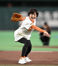 始球式を行った三田寛子＝東京ドーム