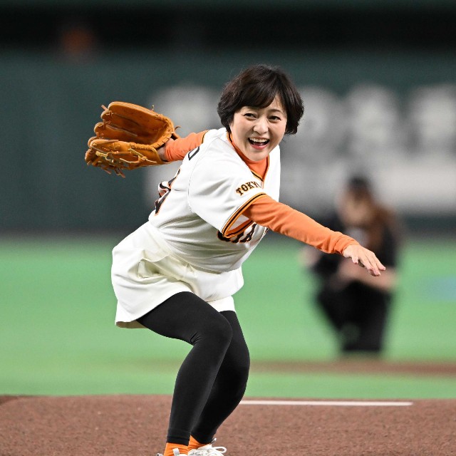 始球式を行った三田寛子＝東京ドーム