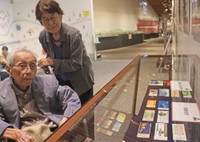 展示会場を訪れた中野さん（左）