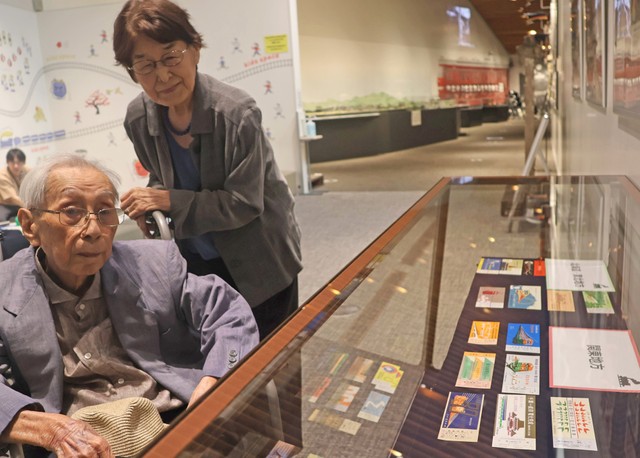 展示会場を訪れた中野さん（左）