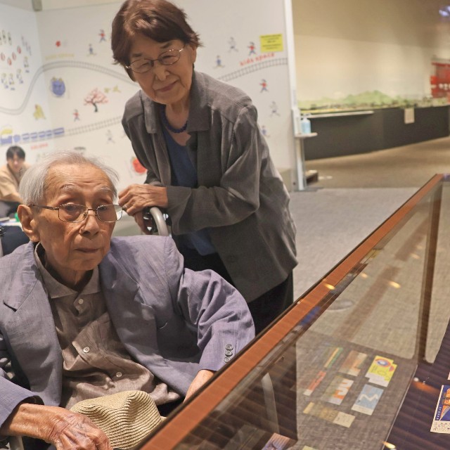 展示会場を訪れた中野さん（左）