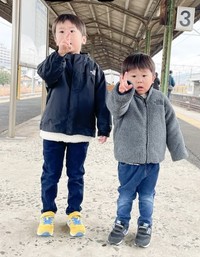 より君とそう君とパパで、電車に乗るよ～！（提供：＠jyagaimo_yoriさん）
