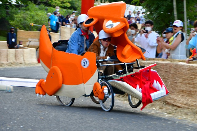 大破して激突！