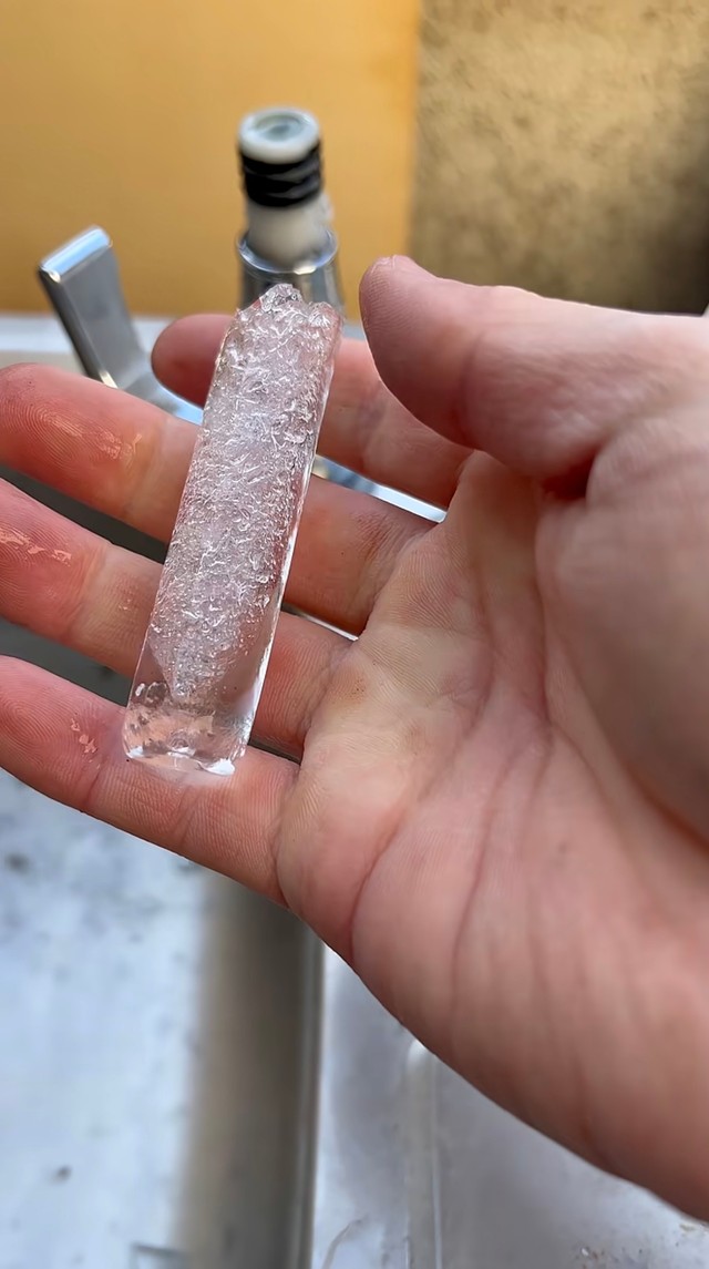 手の上に乗せた氷の塊／ぜろまるペッツさん（@ぜろまるペッツ）提供