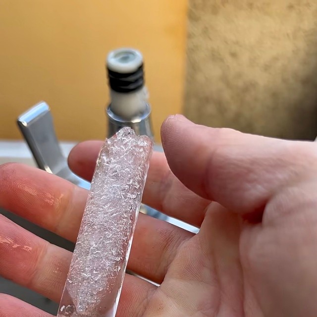 手の上に乗せた氷の塊／ぜろまるペッツさん（@ぜろまるペッツ）提供