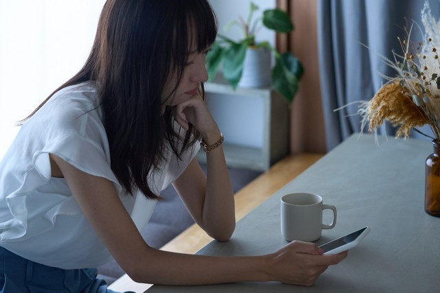 SNSに自分の自撮り写真を載せることに抵抗を感じますか？　※画像はイメージです（maru54/stock.adobe.com）