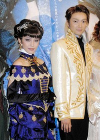 知念里奈（左）と井上芳雄＝2008年
