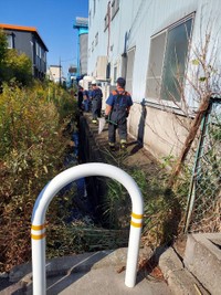 声を追って捜索する消防隊。