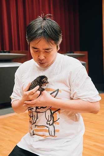 終始、慈愛に満ちた表情で、わさびマヨ君を抱っこする福井晴敏さん