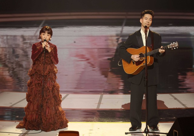 熱唱するハンバート ハンバート＝2025年