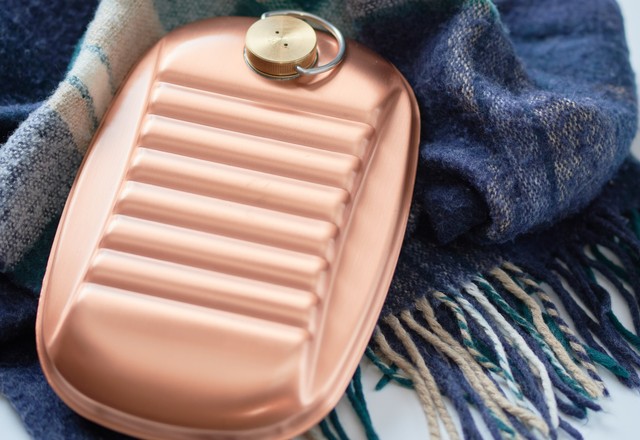 「湯たんぽ」の正しい使い方とは？※画像はイメージです（ten9/stock.adobe.com）