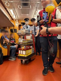 メトロで車内販売が？（乗り鉄パウエルさん提供）