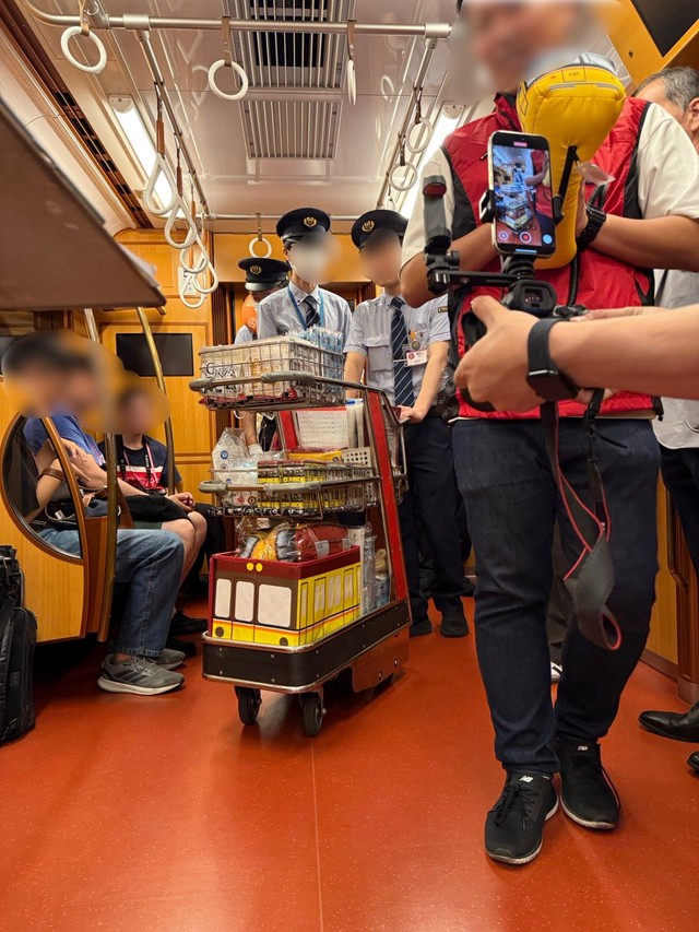 メトロで車内販売が？（乗り鉄パウエルさん提供）