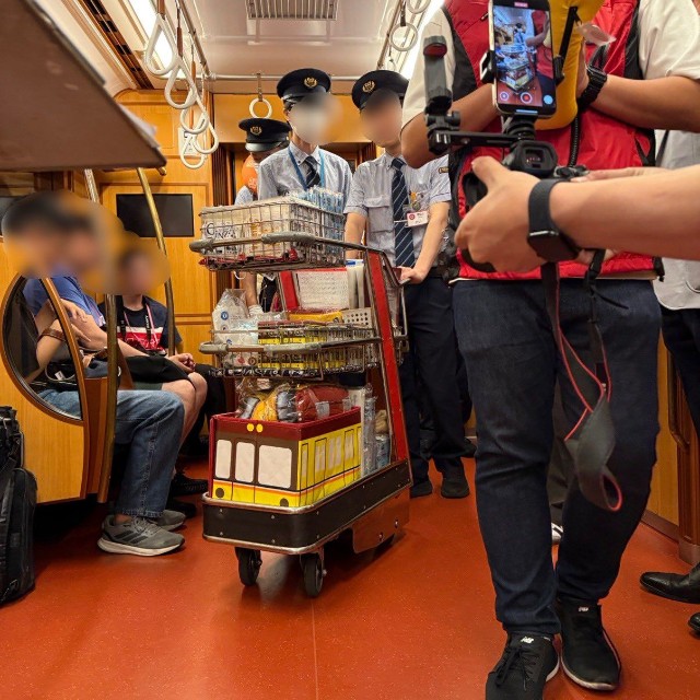 メトロで車内販売が？（乗り鉄パウエルさん提供）