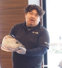 「都まぐろ：について熱く語る「山一水産」の佐田野寛司社長