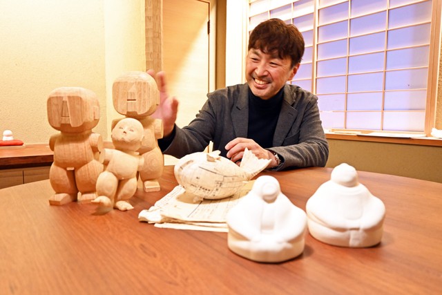 粗彫り、上彫り、紙貼り、胡粉塗りと磨き（塗り重ねの回数の違いでなめらかさが異なる）という制作工程を説明する伊東庄五郎さん