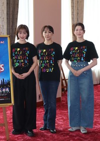 「メリー・ポピンズ」大阪公演でタイトルロールをトリプルキャストで演じる（左から）笹本玲奈、濱田めぐみ、朝夏まなと＝大阪・梅田芸術劇場