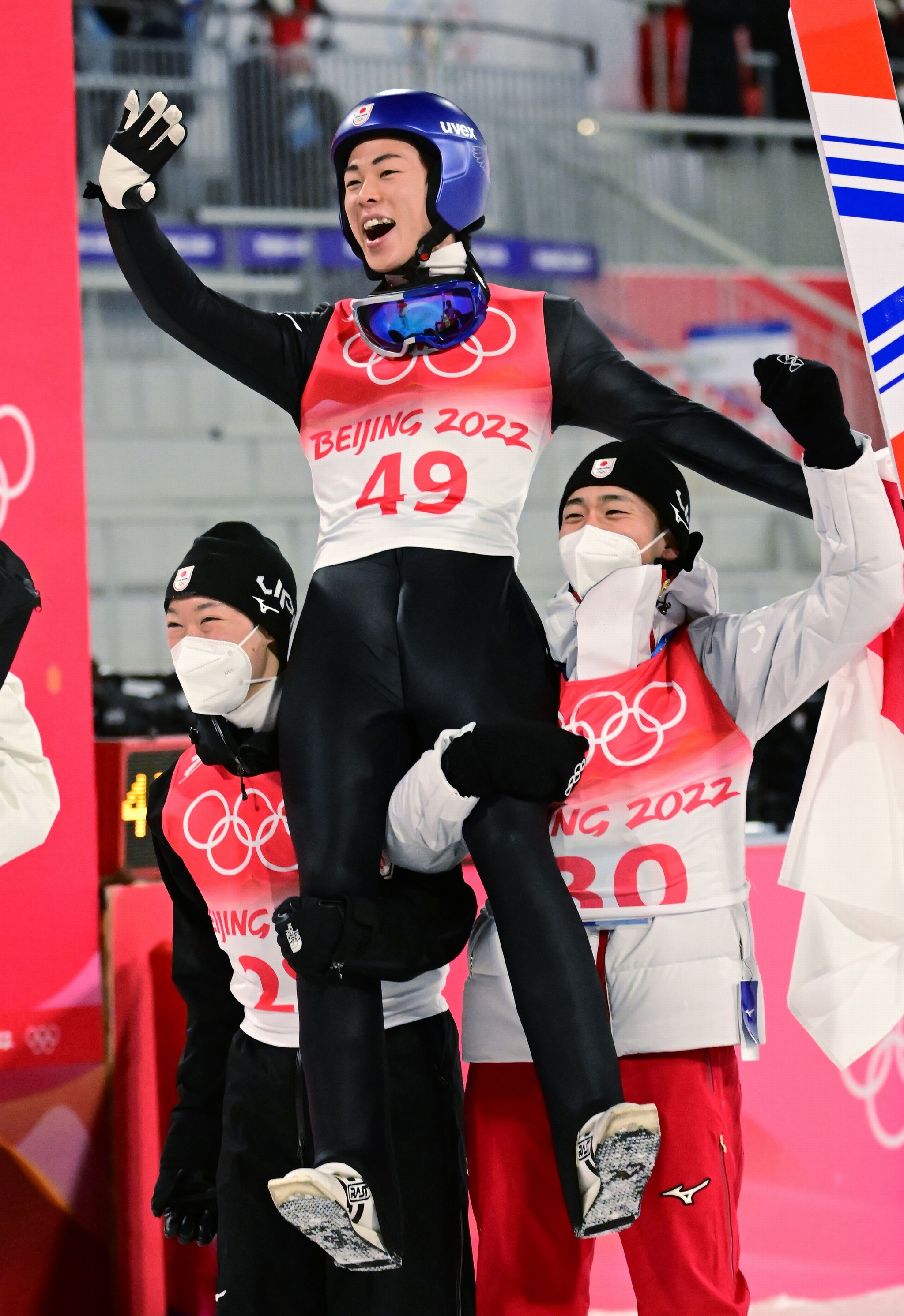 男子ノーマルヒルで優勝し、仲間たちに肩車される小林陵侑選手