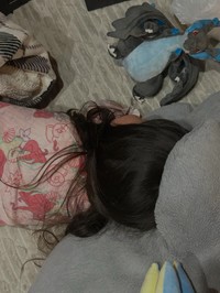 修復されたリザードンと一緒に眠る娘／AKINAさん（@ki_chanmama）提供
