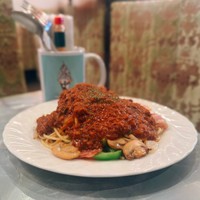 店主が「ファン」と高原するミートソース1500円（「喫茶 王城」のXより）