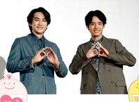 映画「チェリまほ」舞台あいさつ　客席に向かいポーズを決める赤楚衛二（右）と町田啓太
