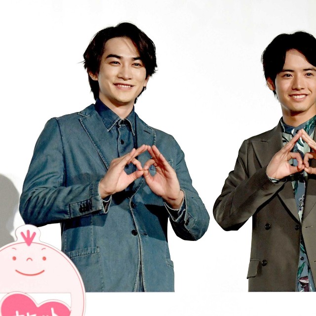 映画「チェリまほ」舞台あいさつ　客席に向かいポーズを決める赤楚衛二（右）と町田啓太
