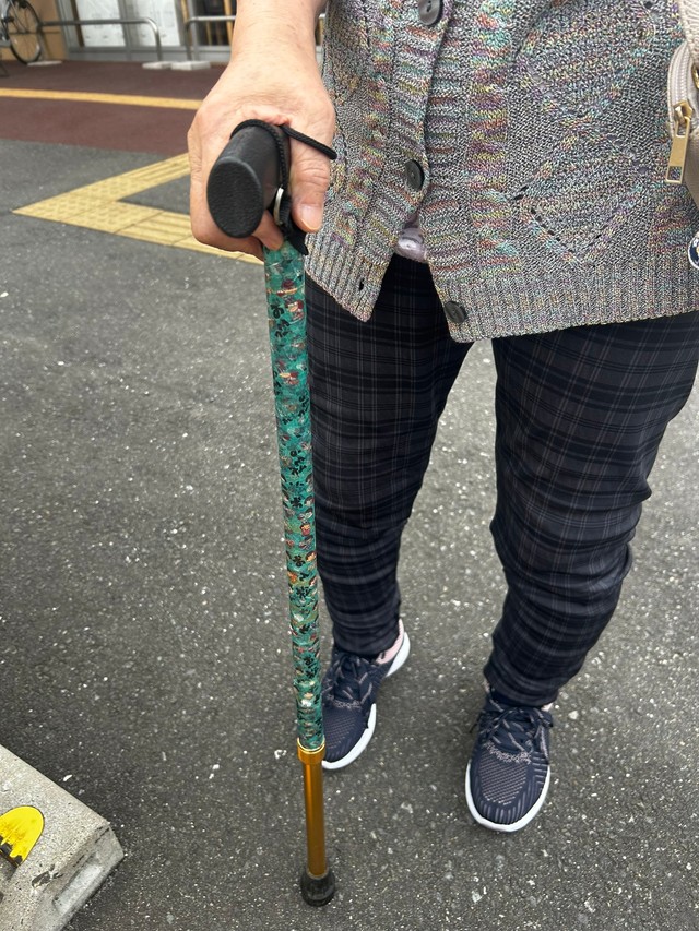 おばあちゃんの杖、よく見ると…（いずれも提供写真）