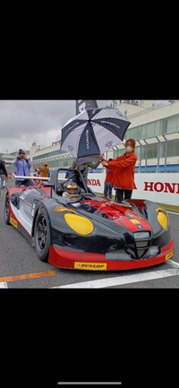 フェラーリのグリットガールを務める牧尾さん
