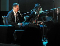 小泉八雲の作品を朗読する佐野史郎（左）と演奏する山本恭司＝2014年