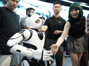 中国は国を挙げてロボット開発　コスト低下で 「10年後に一家に1台」の強気な見方も