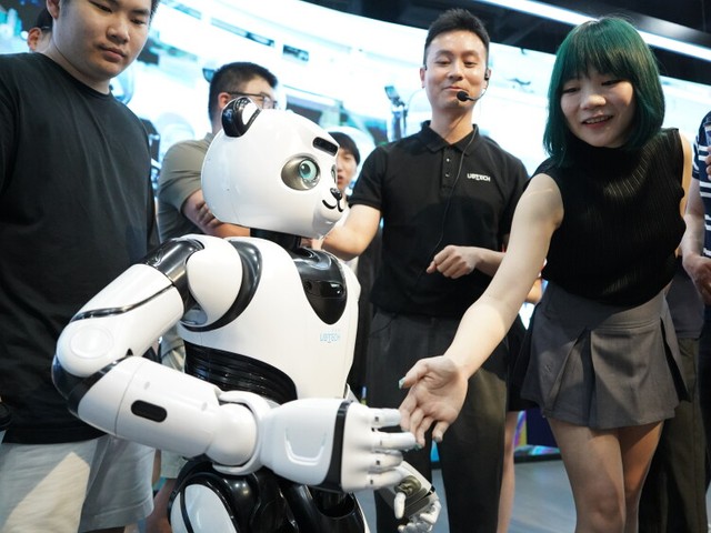 中国は国を挙げてロボット開発　コスト低下で 「10年後に一家に1台」の強気な見方も