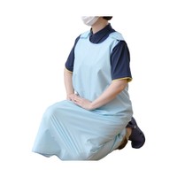 丈が長いため、しゃがんでも膝までカバーして作業中の水はねや衣服の濡れを防ぐ入浴介護エプロンの新商品