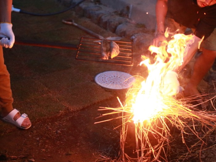 高知の貸別荘では「藁焼き」をしてくれた
