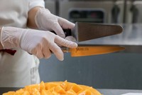 タルトを上手に切るのに専用のナイフではなくてもいいが、よく切れることが大事