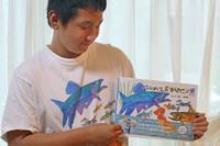 琵琶湖淀川水系に生息する５０種の魚を描いた絵本を出版した黒川さん（滋賀県大津市）
