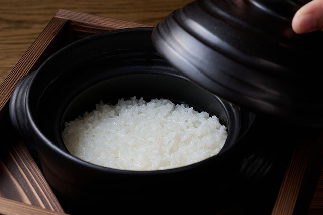 炊きたてのごはんを「炊きたて土鍋ごはん OMOYA 八代目儀兵衛」で（提供）