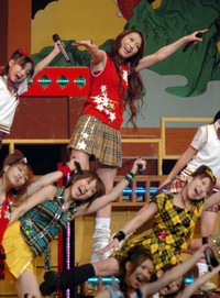 ファイナルステージで元気いっぱいに踊るモーニング娘。時代の飯田圭織＝2005年