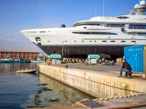 世界の億万長者が買い求める超高級「スーパーヨット」　その恩恵はバルセロナに