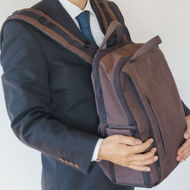 リュックを前に抱える男性　※写真はイメージ（aomas/stock.adobe.com）